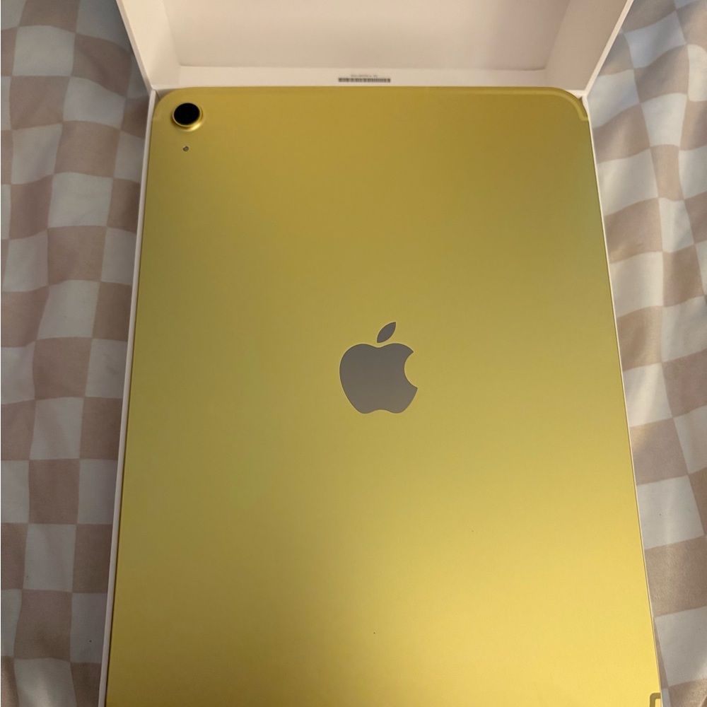 Brand new in box yellow A16 Apple Ipad 128 gb
